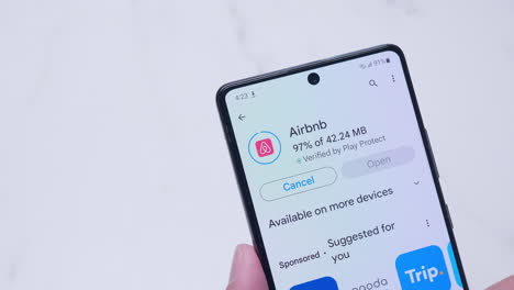 Detalle-De-La-Pantalla-De-Un-Celular-Con-Instalación-De-La-App-De-Alquiler-De-Airbnb