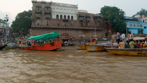 Filmisch,-Groß,-Menschen,-Die-Sich-Versammeln,-Ganges-Flusskreuzfahrt,-Chowk-Kanal,-Boot,-Varanasi,-Nordindien,-Bundesstaat,-Alte-Heilige-Stadt,-Khidkiya,-Ghat,-Provinz-Pradesh,-Landschaft,-Grau,-Wolkig,-Heilig,-Schlammig,-Braun,-Linke-Bewegung