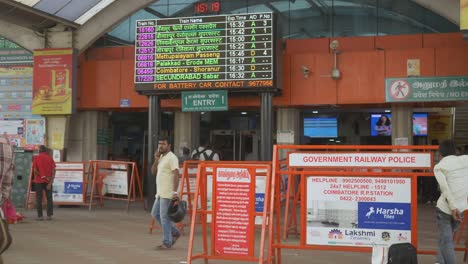 Die-Staatliche-Eisenbahnpolizei-Verbarrikadiert-Den-Eingang-Des-Bahnhofs-Von-Coimbatore