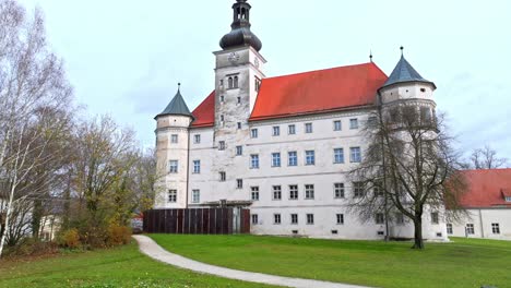 Exterior-Del-Castillo-De-Hartheim-En-Alkoven,-Alta-Austria:-Toma-Aérea-Con-Drones