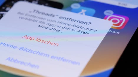 Finger-Berührt-Smartphone,-Löscht-Threads-App-Aus-Dem-Appstore,-Nahaufnahme