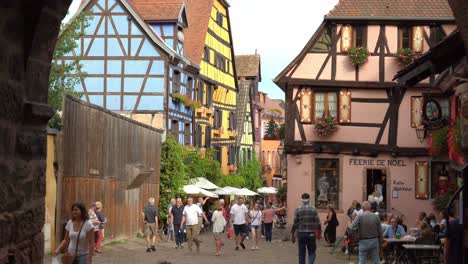 Riquewihr-Es-Una-De-Las-Muchas-Ciudades-Pequeñas-Y-Encantadoras-De-La-Parte-Oriental-De-Francia,-En-La-Frontera-Con-Alemania.