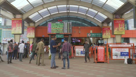 Multitud-De-Personas-En-La-Entrada-De-La-Estación-De-Tren-De-Coimbatore