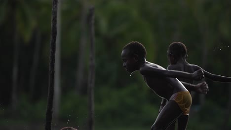 Un-Niño-Papú-Salta-Al-Río,-Nada-Y-Juega