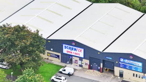 Screwfix-Huddersfield,-Ferretería-Birkby,-Toma-Aérea-De-Descripción-General-De-Sunny-Drone,-Cartel-Abierto-Los-7-Días