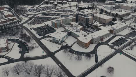 Vista-Aérea-De-La-Universidad-De-Sherbrooke-Cubierta-De-Nieve-En-Sherbrooke,-Quebec,-Canadá.