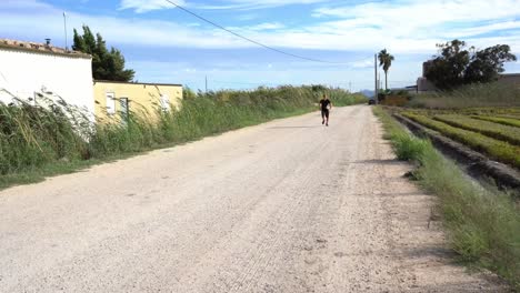 Persona-Corriendo-Y-Haciendo-Deporte-En-Un-Camino-De-Tierra.