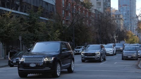 Straßenverkehr-Zwischen-Den-Gebäuden-In-Der-Innenstadt-Von-Vancouver,-Kanada