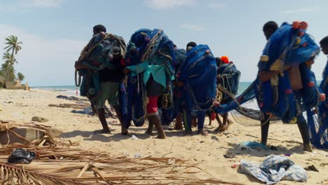 Afrikaner-Sammeln-Fischernetze-Am-Strand