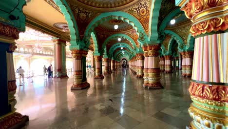 Dramatische-Szene-Des-Privaten-Hofes-Des-Maharadschas-Im-Ambavilas-Palast-Im-Stadtbild-Von-Mysuru-In-Karnataka,-Indien