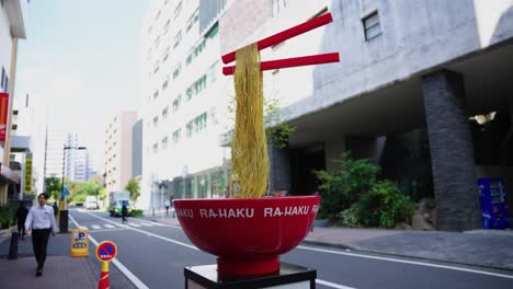 Primer-Plano-De-Una-Exhibición-De-Fideos-Sumergidos-Frente-Al-Museo-De-Ramen-Shin-Yokohama.