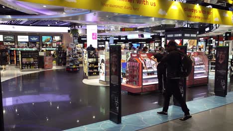 Gente-Caminando-En-La-Tienda-Libre-De-Impuestos-En-El-Aeropuerto-De-Bruselas-En-Zaventem,-Bélgica