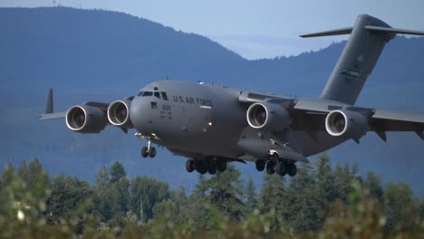 C17-Globemaster-Aterrizaje-De-Avión-De-Transporte-Militar,-Telón-De-Fondo-De-Montaña