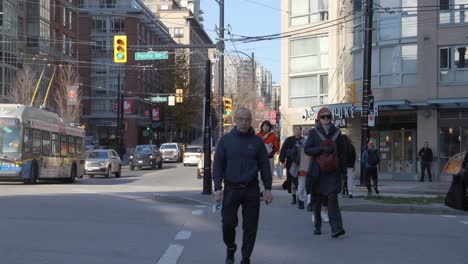 Belebte-Straßenkreuzung-In-Der-Stadt-Vancouver,-Britisch-Kolumbien,-Kanada