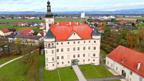 Vista-Aérea-Del-Castillo-De-Hartheim-En-La-Alta-Austria---Disparo-De-Drones