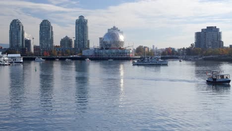 False-Creek-Con-El-Museo-Mundial-De-La-Ciencia-En-Vancouver,-Columbia-Británica,-Canadá