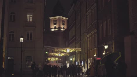 People-Walk-Crowded-Old-Medieval-Streets-of-Warsaw-City,-Poland-Royal-Castle