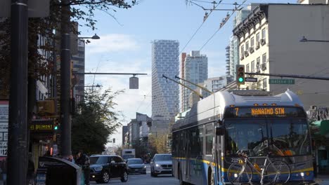 Tráfico-Con-Tránsito-De-Autobuses-Metropolitanos-En-El-Centro-De-Vancouver,-Columbia-Británica,-Canadá