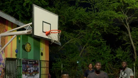 Gegründet-Aus-Einem-Team-Schwarzer-Männlicher-Git-Leute-Freunde,-Die-Zusammen-Basketball-Spielen