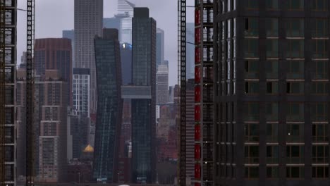 Una-Vista-Aérea-Del-Lado-Este-De-La-Ciudad-De-Nueva-York-En-Un-Día-Nublado-Desde-La-Ciudad-De-Long-Island