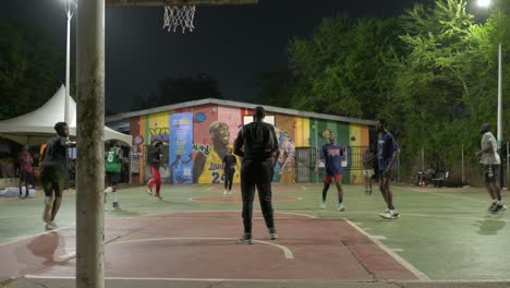 Equipo-De-Amigos-Negros-Jugando-Baloncesto-Por-La-Noche-En-Aftica