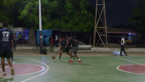 Jugadores-De-Baloncesto-En-Cámara-Lenta-Acción-Defensiva-Exitosa-Juego-Al-Aire-Libre-Por-La-Noche