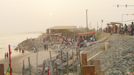 Gente-Africana-Reunida-Al-Atardecer-En-La-Playa-De-Sakumono-Imágenes-Establecidas