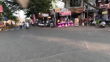 Tiro-En-Primera-Persona,-Mucha-Gente-Ha-Instalado-Un-Puesto-De-Galletas-Saladas-Para-Diwali