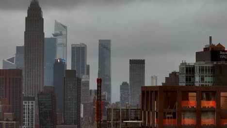 Una-Vista-Aérea-Del-Lado-Este-De-La-Ciudad-De-Nueva-York-En-Un-Día-Nublado-Desde-La-Ciudad-De-Long-Island