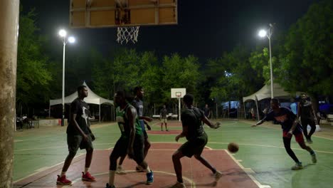 Equipo-De-ángulo-Bajo-De-Atheles-Masculinos-Negros-Juegan-Juntos-Baloncesto