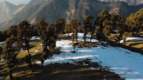 Luftdrohnenkamera,-Filmische-Aufnahme-Von-Chopta-Utrakhand,-Wo-Viele-Berge-Und-Land-Mit-Schnee-Bedeckt-Zu-Sehen-Sind