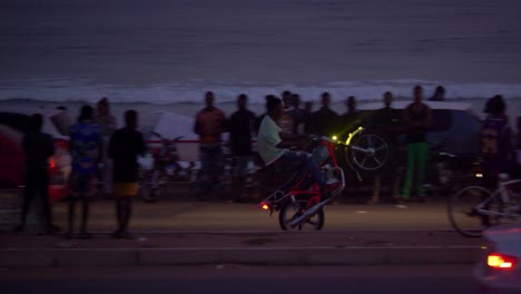 Fahrzeugakrobatik,-Wheelie-Oder-Wheelstand-In-Afrika,-Gefährliches-Manöver-In-Zeitlupe