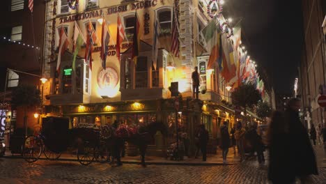 Toma-Inclinada-De-La-Esquina-Del-Pub-Oliver-Durante-La-Noche-En-Dublín,-Irlanda.