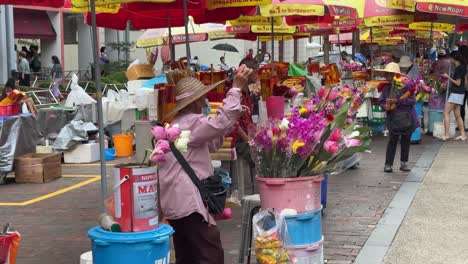 Vendedores-Callejeros-De-Flores-Vendiendo-Flores-Y-Gente-Caminando-Fuera-Del-Famoso-Templo-Kwan-Im-Thong-Hood-Cho-En-Waterloo-Street-En-Singapur