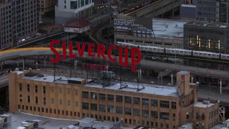 Vista-Aérea-Del-Icónico-Cartel-Rojo-De-Silvercup-Studios-En-Las-Instalaciones-De-Producción-De-Cine-Y-Televisión-En-Long-Island-City,-Nueva-York,-En-Un-Día-Nublado