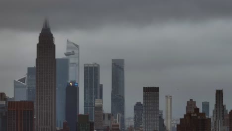 Una-Vista-Aérea-De-Alto-ángulo-Del-Lado-Este-De-La-Ciudad-De-Nueva-York-En-Una-Mañana-Nublada