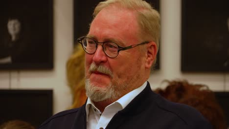 Primer-Plano-De-Un-Hombre-Mayor-Blanco-Con-Pelo-Gris,-Barba-Y-Gafas-Disfrutando