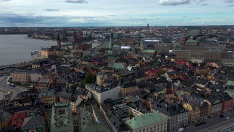 Imágenes-De-Drones-Con-Panorámica-Giratoria-De-Gamla-Stan-En-Estocolmo,-Suecia