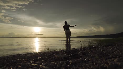 Niña-Metiéndose-Dentro-De-Un-Lago-Al-Atardecer