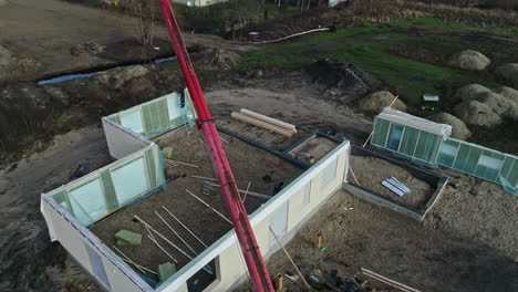 Bau-Und-Montage-Von-Fertighauswänden-Auf-Der-Baustelle-Durch-Arbeiter