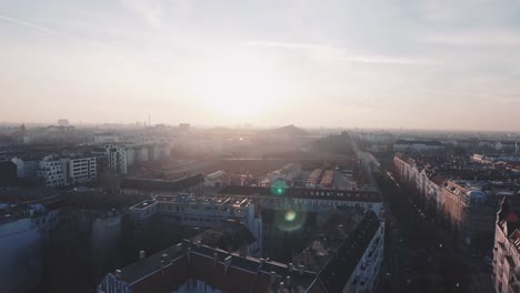 Una-Antena-De-Una-Hermosa-Puesta-De-Sol-Sobre-Los-Tejados-De-Berlín-En-Un-Día-Soleado-Y-De-Ensueño-De-Verano