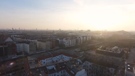 Toma-Cinematográfica-Tranquila-Y-Estética-De-Una-Increíble-Puesta-De-Sol-En-Berlín-En-Un-Cálido-Y-Soleado-Día-De-Verano.