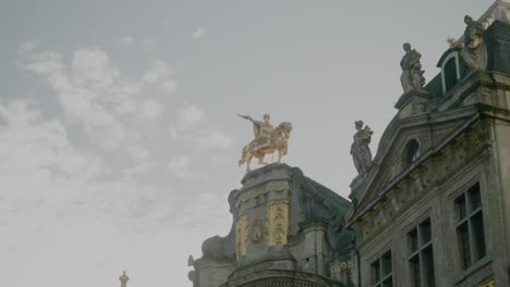 Estatuas-De-Oro-En-La-Azotea-Del-Edificio-Guildhall,-Cielo-Nublado,-Grote-Markt