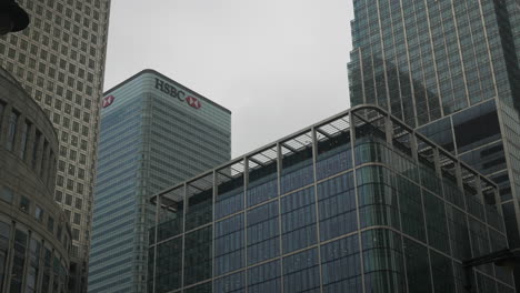 Plano-General-Del-Extremo-Opuesto-De-La-Sede-De-HSBC-En-Canary-Wharf,-Londres,-Gran-Bretaña.