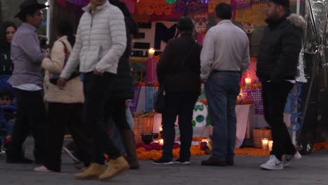 Durante-La-Celebración-Del-Día-De-Muertos-Es-Muy-Popular-Ver-A-La-Gente-Caminando-Por-El-Centro-Mirando-Los-Altares-En-Exhibición-Hechos-Por-Los-Estudiantes.