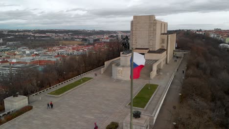 Prag,-Tschechische-Republik,-Luftaufnahme-Der-Wehenden-Flagge-Und-Des-Nationaldenkmals-Auf-Dem-Vitkov-Hügel-Mit-Der-Reiterstatue-Von-Jan-Zizka