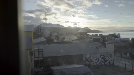 Vista-Del-Amanecer-De-Invierno-A-Través-De-Una-Ventana-En-Ushuaia,-Argentina.