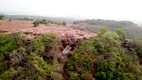 Un-Grupo-De-Ciclistas-Con-Vistas-Al-Acantilado-De-Vagator,-Goa