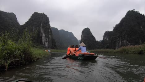 Botes-De-Remos-Ninh-Binh-Vietnam,-Turistas-Remando-En-Timelapse