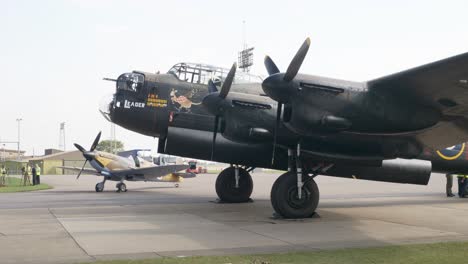 Avro-Lancaster-En-Exhibición-En-El-Salón-Aeronáutico-Con-Spitfire-En-Segundo-Plano.